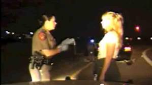 Vád alatt a nyilvános szexuális zaklatást elkövető rendőrök – videó a zaklatásról!