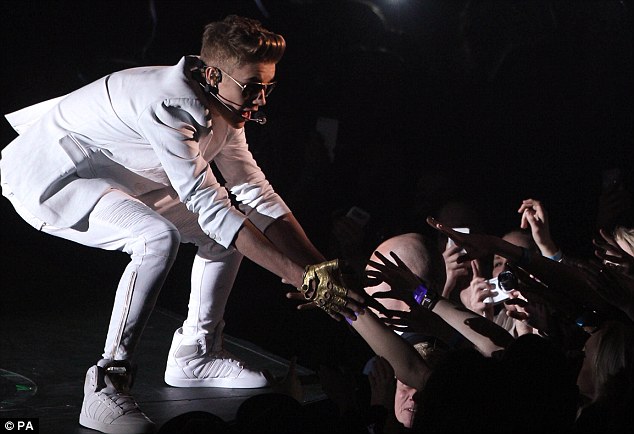 Justin Bieber két órát késett a saját koncertjéről