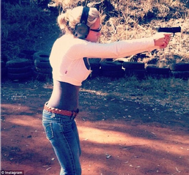 Reeva Steenkamp ugyanolyan pisztollyal lőtt , mint amilyennel őt lelőtték