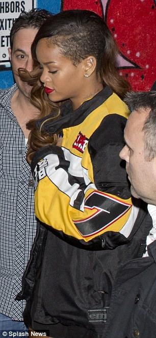 Rihanna forrónadrágban és bőrcsizmában partyzik