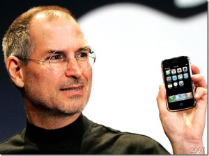 Steve Jobs 2007 júniusában mutatta be az iPhone-t