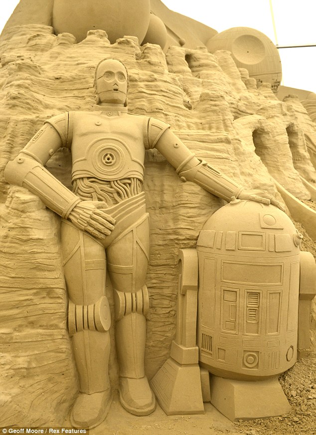 Droidok a homokban: megnyílt az első homokscifi-kiállítás!
