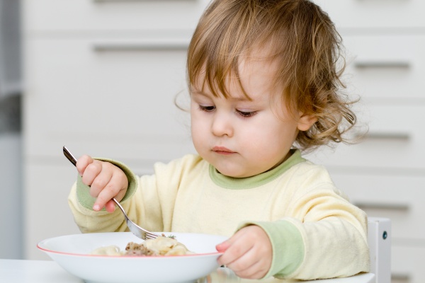 Túlsózzák a kisgyerekeknek szánt, előrecsomagolt ételeket