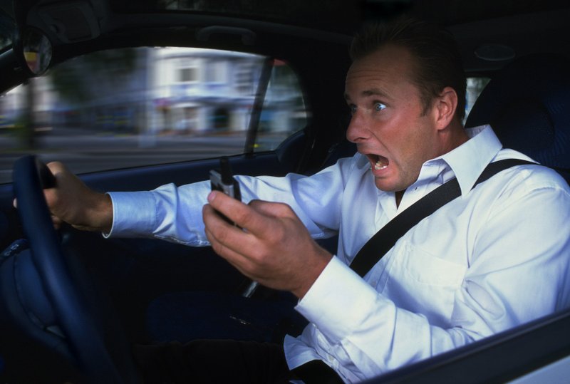 Egyre többen használják okostelefonjukat vezetés közben