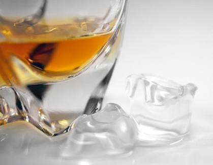 Ötvenkét üveg értékes whiskyt ivott meg – eljárás indult ellene