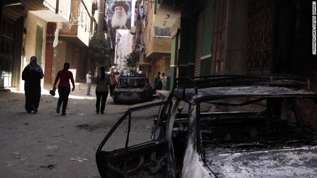 Gyászolókra támadt randalírozó tömeg Kairóban