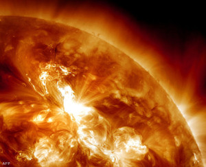 A napkitörések során elképesztő mennyiségű plazma lökődik ki az égitestből.