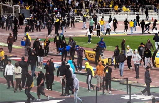 AEK huligánok: a játékosokat az öltözőig, csapatukat a másodosztályig kergették