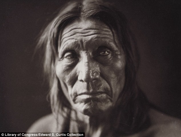 Lenyűgöző portré sorozat az amerikai indiánokról