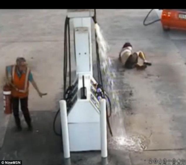Benzin lopás közben az autó után repült - videóval