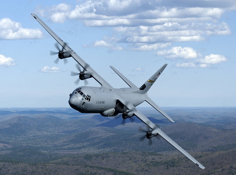 A franciák és az amerikaiak pedig ilyen, C-130H típusú gépekkel köröznek majd Oroszország felett.
