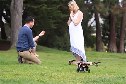 Drónnal kérte meg barátnője kezét - videó