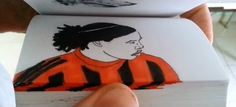 Videó: Ronaldinho pörgetőkönyvben trükközik