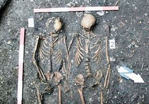 ROMEO AND JULIET - Couple Buried Holding hands