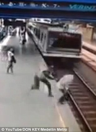 Videó! Rendőr mentette meg a száguldó vonattól