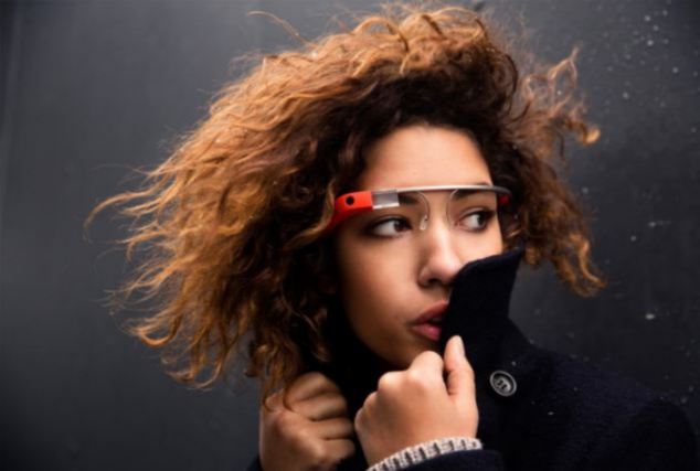 Hogyan küldi a Google szemüveg az információt a szemedbe?