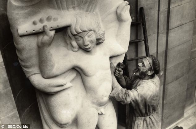 Elakarják távolíttatni a művész szobrát akiről kiderült lányaival és húgával szexelt