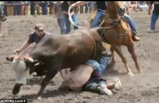 Sokkoló videó! Bika öklelt fel egy nőt a rodeón