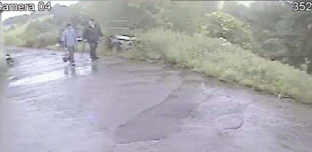 Videóra vették, amikor a meggyilkolt pedofilt egy bőröndben elvitték a tett helyszínéről 