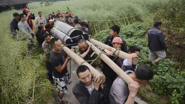 Koporsót visznek egy faluban a földrengés után