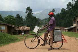 Kerékpáron szállítható, napelemes mobiltöltő Ugandában
