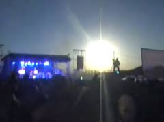 Meteorrobbanás egy szabadtéri koncerten - videó