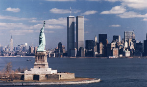 A 2001-es terrortámadás áldozatául esett Világkereskedelmi Központ.