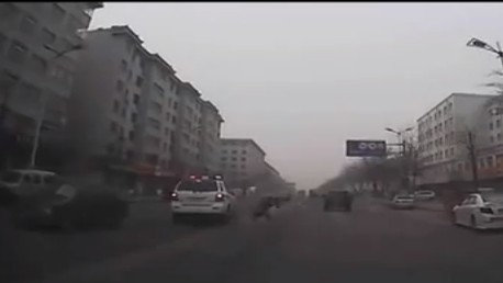 Rendőrautó gázolta el, majd cserben is hagyta az eszméletlen embert a földön! Videó