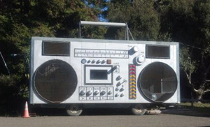 Saját buszából épített guruló rádiót