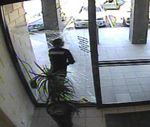 Átesett az üvegajtón a tolvaj, mégis elmenekült - videó