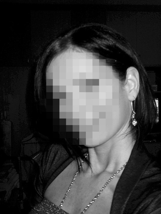 Magyar bankban dolgozó nő lenyúlta az ügyfelek pénzét, amiből új melleket csináltatott és luxusautót vásárolt