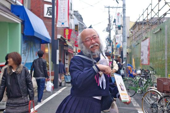 A japán férfi, aki úgy öltözik, mint egy iskolás lány