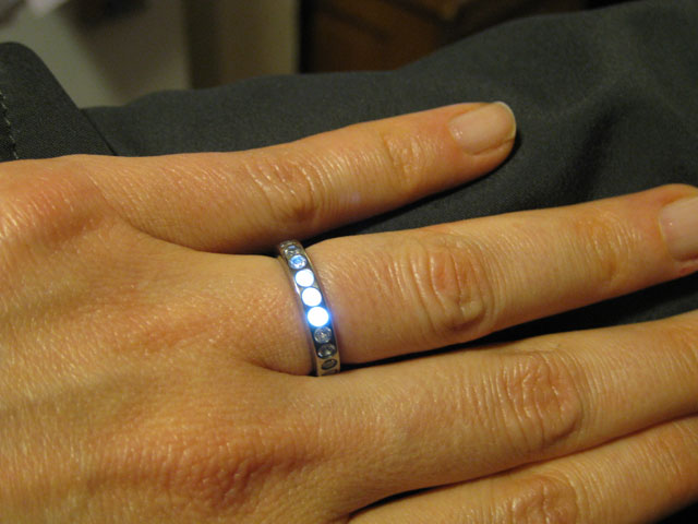 Világít a gyűrű a menyasszony ujján!