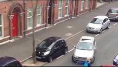 30 percig tartott beparkolni egy nőnek - videó