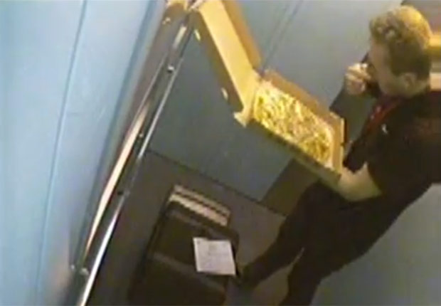 A pizza futárt felvette a kamera ahogy megdézsmálta a pizzát - videóval