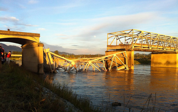 Összeomlott egy híd Észak-Amerikában