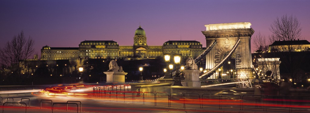 TheRoyalPalaceofBuda_ChainBridge_bynight