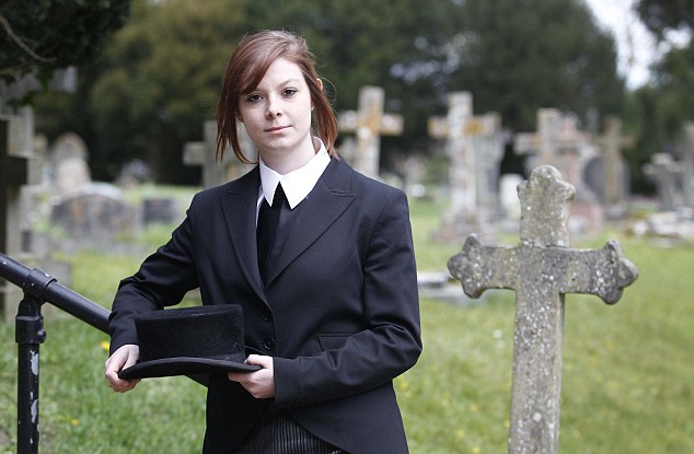Az egyik legfiatalabb temetkezési vállalkozó a 19 éves lány