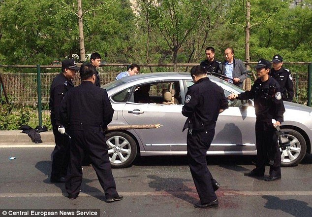 Megölték a rendőrök a kínai támadót
