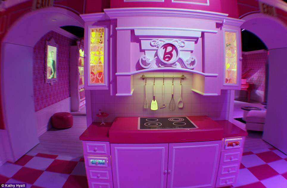 Megnyílt az életnagyságú Barbie ház 