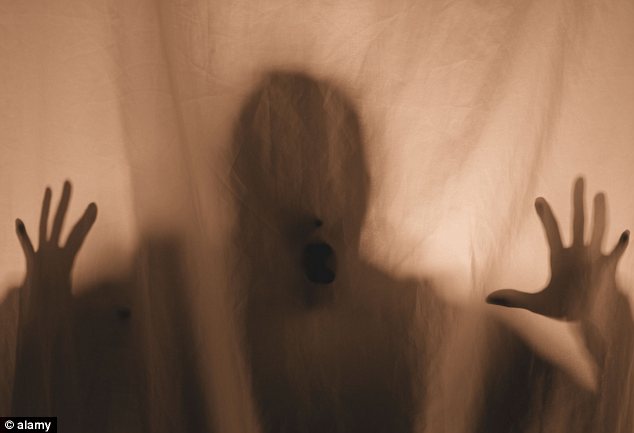 Rajtakapta barátnőjét a fiával, amíg paranormális jelenségek után kutatott a kamerával