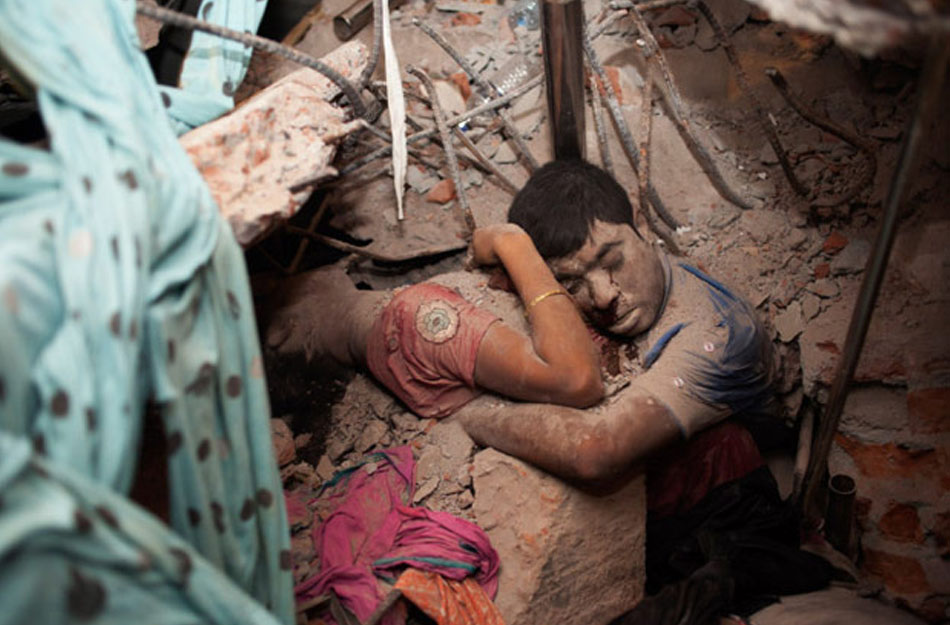 Az utolsó ölelés - torokszorító kép az összedőlt bangladesi gyárból