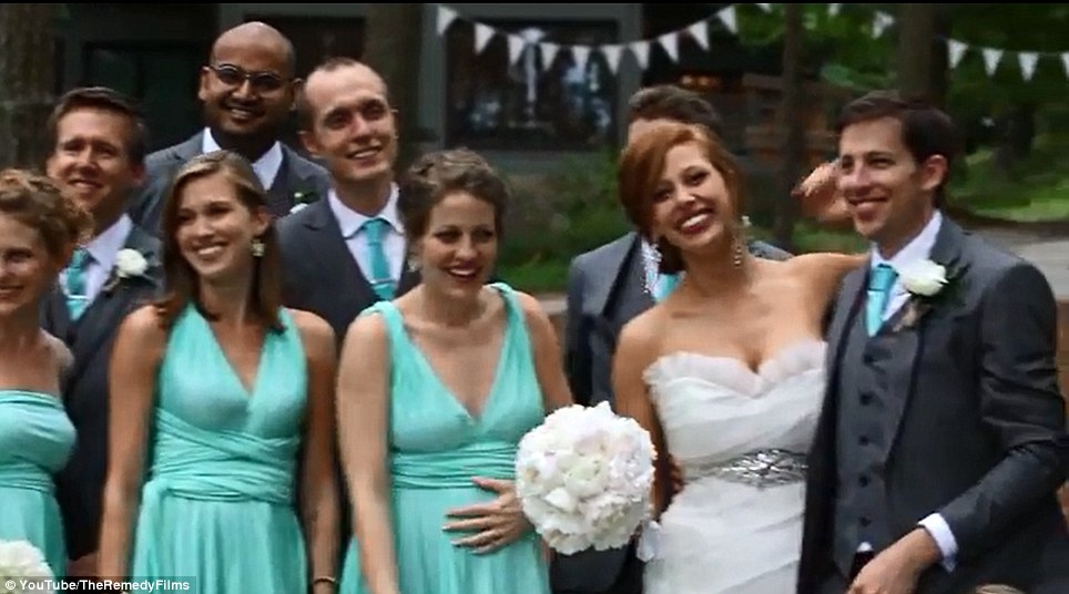 Videó! Leszakadt a híd a násznép alatt és mindenki a tóban kötött ki