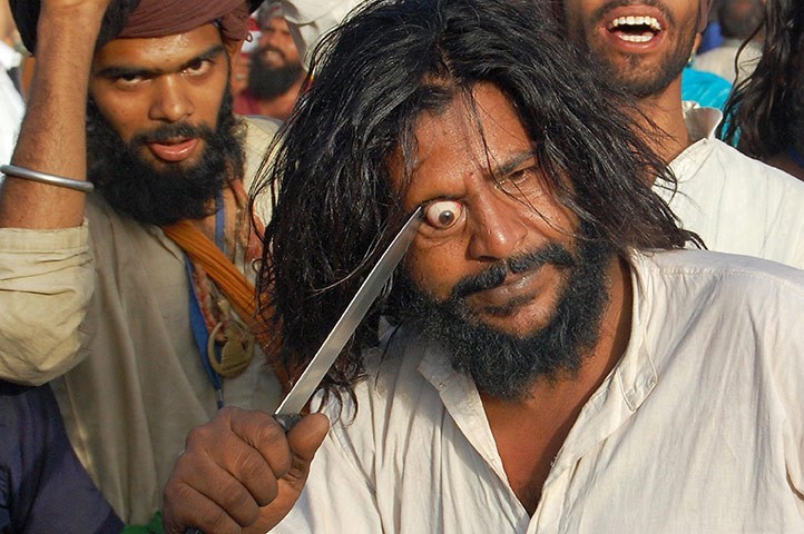 Borotvaéles kard a szemgolyóba - vallási rituálé Indiában