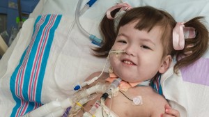 Hannah Warren, a légcsőműtéten átesett két éves kislány.