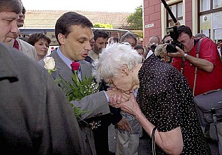 Orbánt éltető nyugdíjas néni borzolja énekével a kedélyeket 