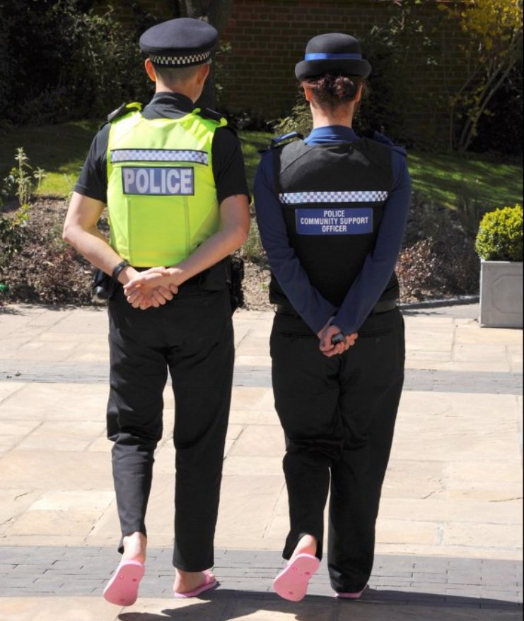 o-HAMPSHIRE-POLICE-IN-PINK-FLIP-FLOPS-570