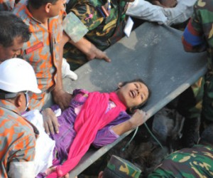 17 napig feküdt a romok alatt egy nő Bangladesben