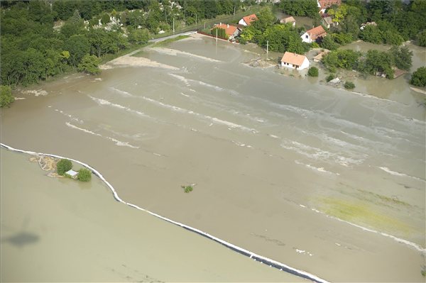 RÖVIDHÍR - Árvíz - A dunai védvonalak teljes állami kezelését javasolja a vízügy