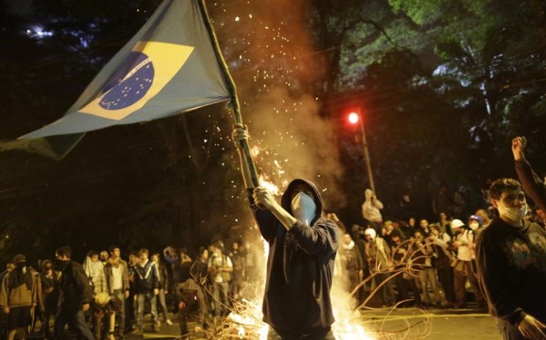 Háttérben a foci: fékezhetetlen demonstrációk Brazíliában